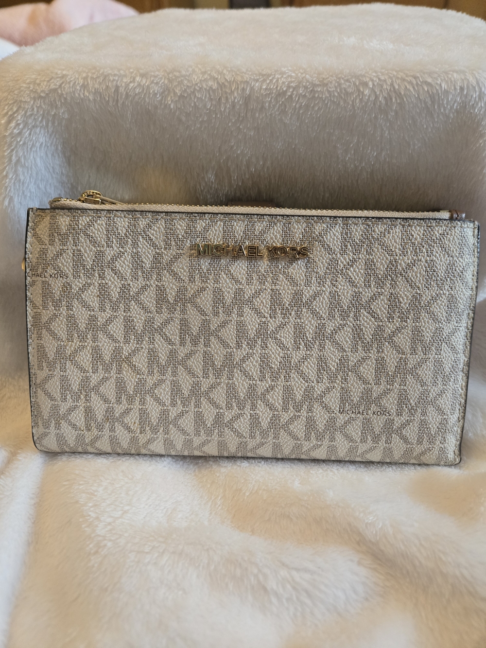 NWOT Michael Kors Vanilla Signature Zip Around Wallet 7 1/2 × 4 1/2